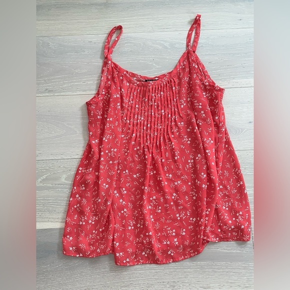 Torrid Pink and White floral pleated chiffon top size 1 - Picture 6 of 7